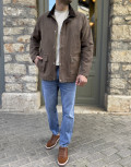 Ανδρικό jacket με γιακά σε συνδυασμό και σε αντίθεση, κλείνει με φερμουάρ και κουμπιά.
