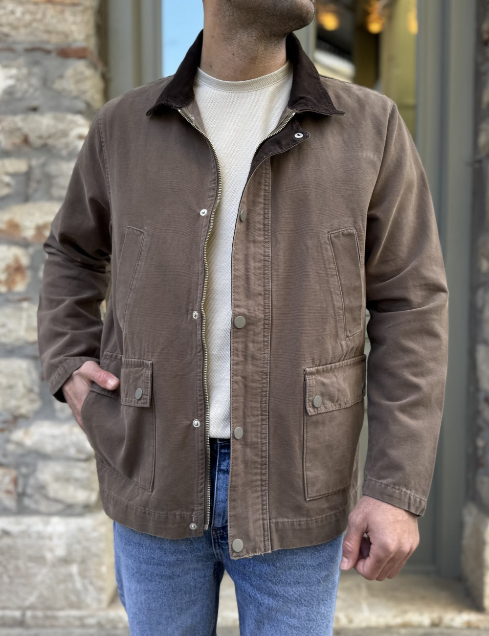 Ανδρικό jacket με γιακά σε συνδυασμό και σε αντίθεση, κλείνει με φερμουάρ και κουμπιά.
