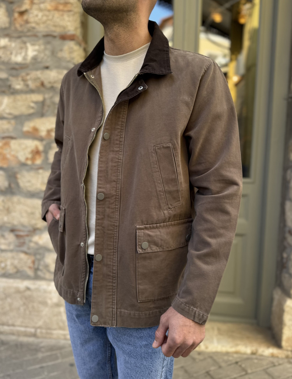 Ανδρικό jacket με γιακά σε συνδυασμό και σε αντίθεση, κλείνει με φερμουάρ και κουμπιά.