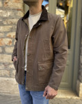 Ανδρικό jacket με γιακά σε συνδυασμό και σε αντίθεση, κλείνει με φερμουάρ και κουμπιά.