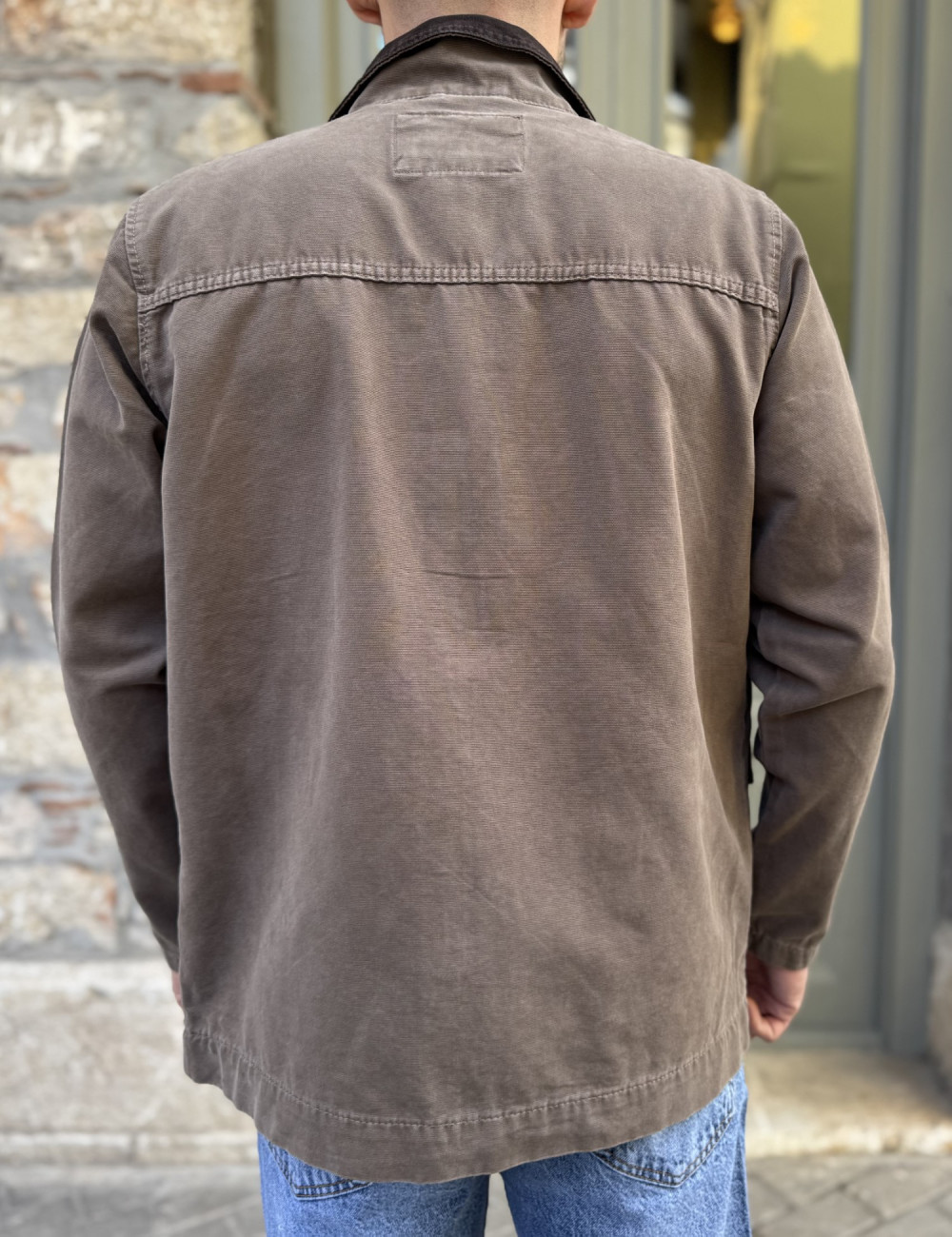 Ανδρικό jacket με γιακά σε συνδυασμό και σε αντίθεση, κλείνει με φερμουάρ και κουμπιά.