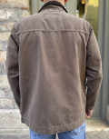 Ανδρικό jacket με γιακά σε συνδυασμό και σε αντίθεση, κλείνει με φερμουάρ και κουμπιά.