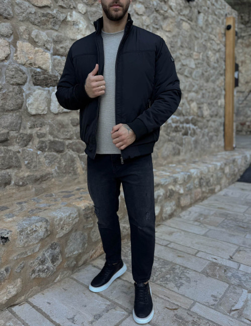 Ανδρικό μαύρο μπουφάν με γιακά και λάστιχο HM264044M