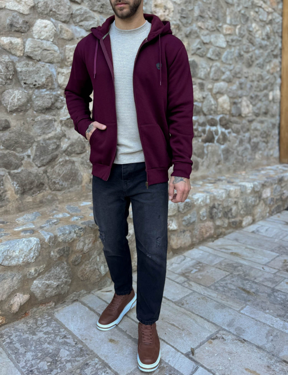 Ανδρική μονόχρωμη, βαμβακερή ζακέτα-φούτερ με κουκούλα και λάστιχο στα τελειωματά της για καλύτερη εφαρμογή.