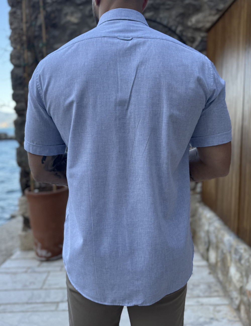 Ανδρικό μονόχρωμο κοντομάνικο πουκάμισο σε κλασσική γραμμή.