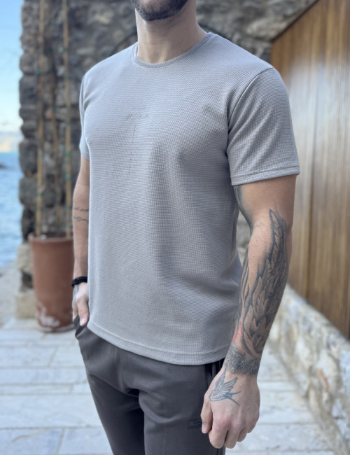 Ανδρική γκρι κοντομάνικη μπλούζα με ανάγλυφο ύφασμα και τύπωμα στο στήθος 252824G