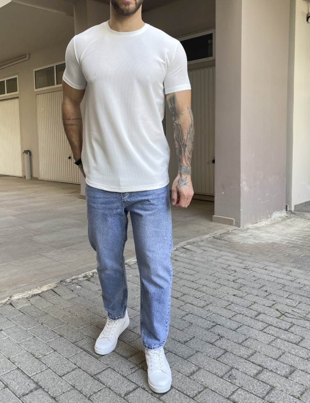 Ανδρικό μονόχρωμο κοντομάνικο μπλουζάκι με ανάγλυφο σχέδιο.