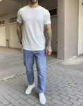Ανδρικό μονόχρωμο κοντομάνικο μπλουζάκι με ανάγλυφο σχέδιο.