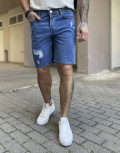 Ανδρική&nbsp;τζιν βερμούδα&nbsp;με&nbsp;σκισίματα.