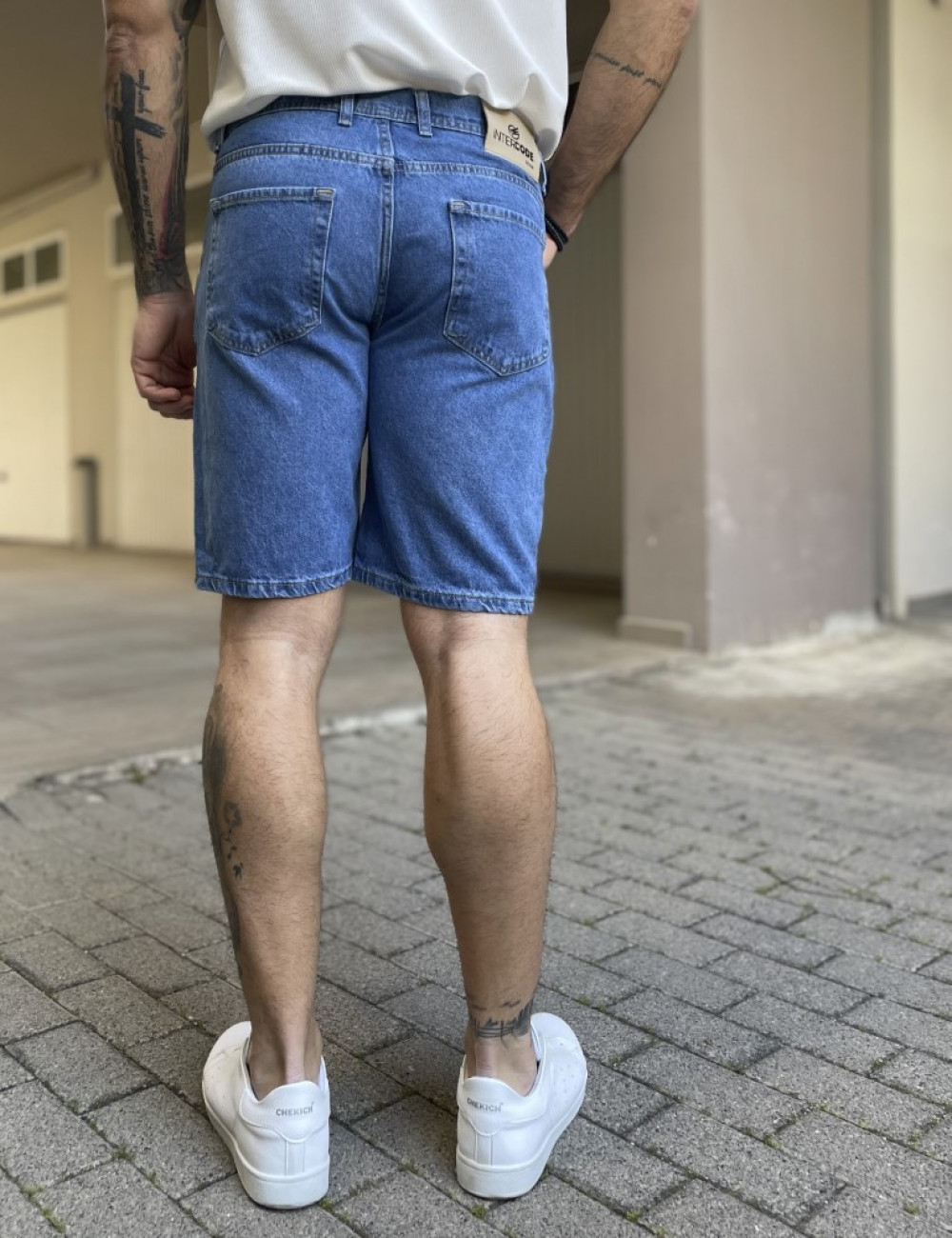 Ανδρική&nbsp;τζιν βερμούδα&nbsp;με&nbsp;σκισίματα.
