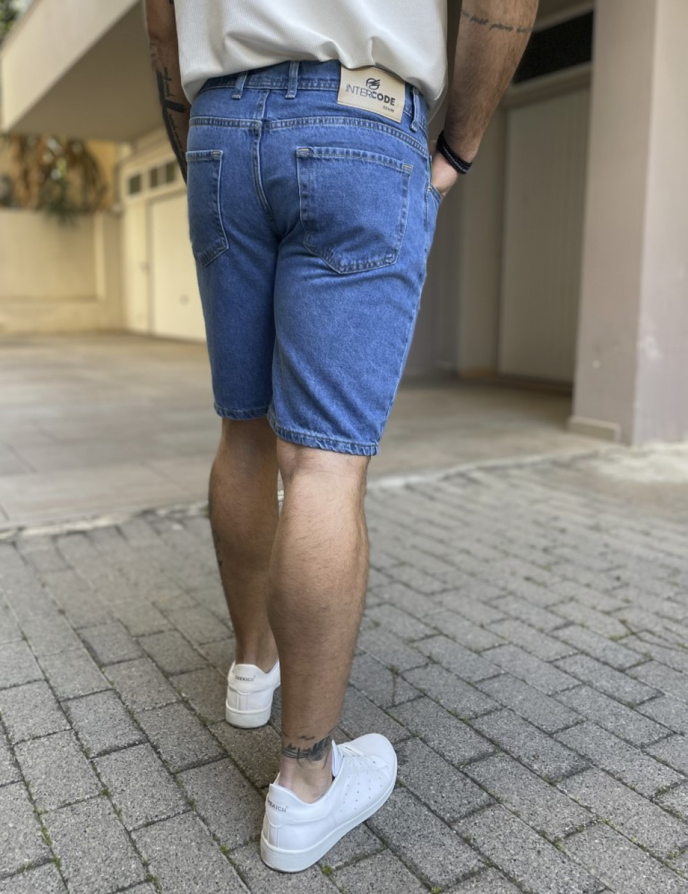 Ανδρική&nbsp;τζιν βερμούδα&nbsp;με&nbsp;σκισίματα.