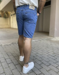 Ανδρική&nbsp;τζιν βερμούδα&nbsp;με&nbsp;σκισίματα.