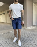Ανδρική τζιν βερμούδα σε loose γραμμή.