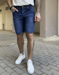 Ανδρική τζιν βερμούδα σε loose γραμμή.