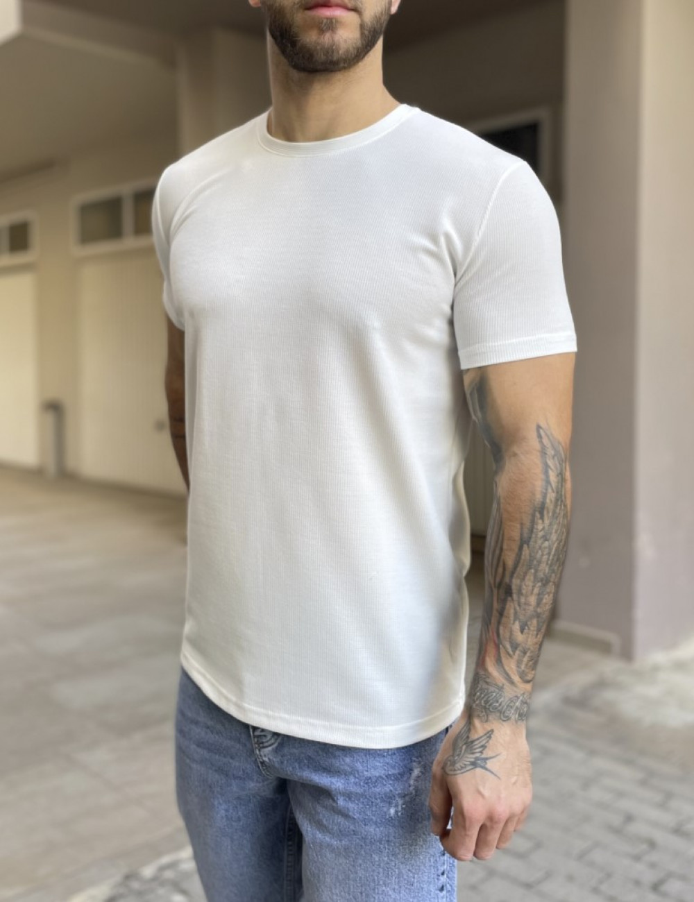 Ανδρικό μονόχρωμο κοντομάνικο μπλουζάκι με ανάγλυφο σχέδιο.
