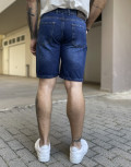 Ανδρική τζιν βερμούδα σε loose γραμμή.