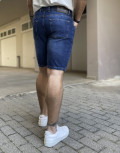 Ανδρική τζιν βερμούδα σε loose γραμμή.