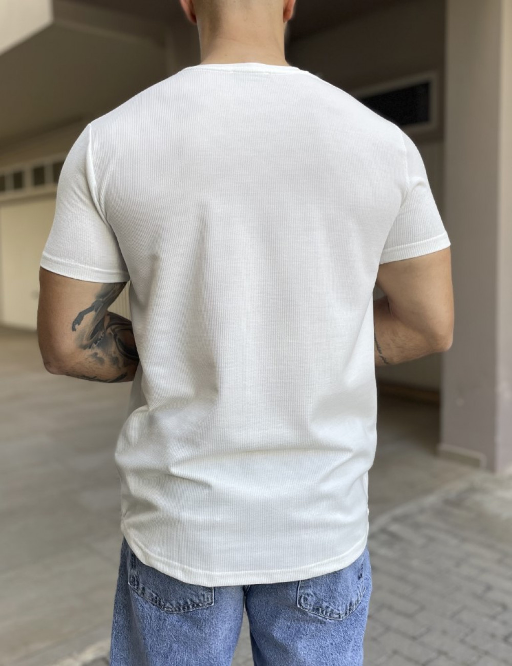 Ανδρικό μονόχρωμο κοντομάνικο μπλουζάκι με ανάγλυφο σχέδιο.