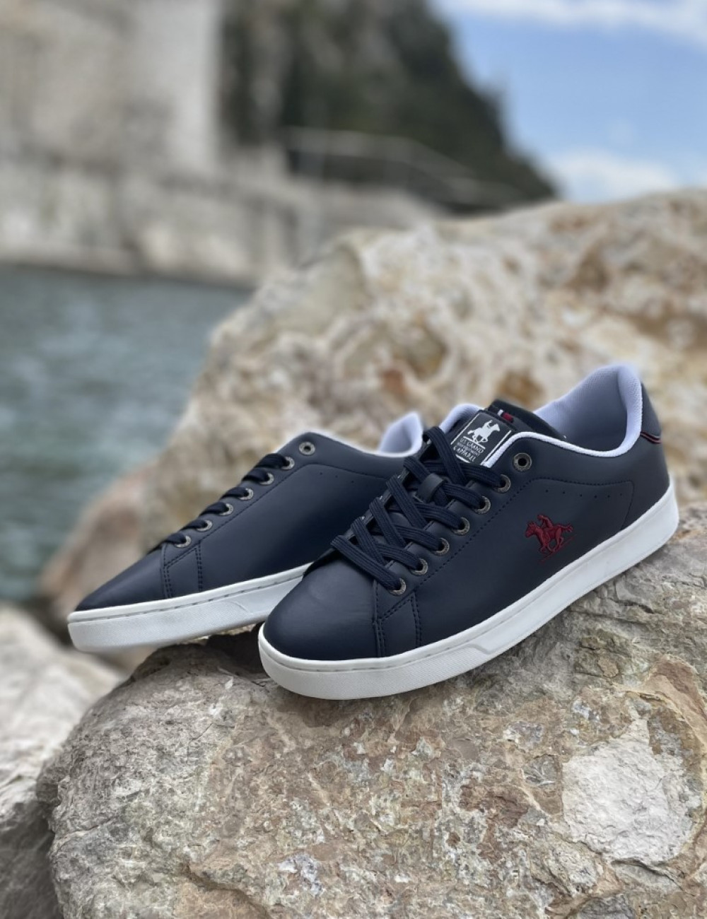  Ανδρικά χαμηλά Casual Sneakers κατασκευασμένα απο δερματίνη  άριστης ποιότητας.