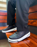 Ανδρικά μαύρα, δίσολα Sneakers με κορδόνια και λαστιχένια σόλα.