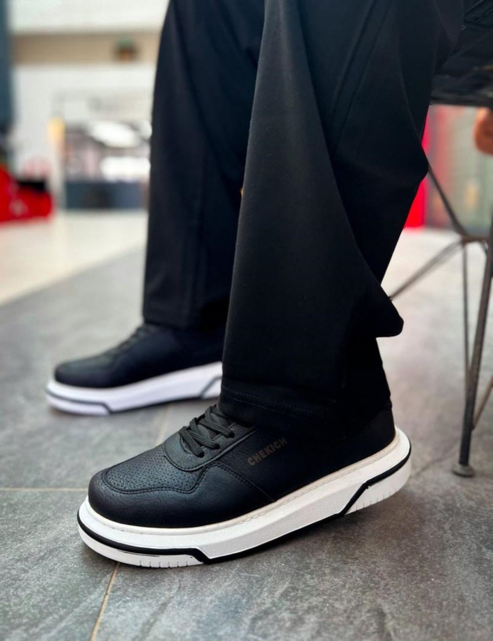 Ανδρικά μαύρα, δίσολα Sneakers με κορδόνια και λαστιχένια σόλα.