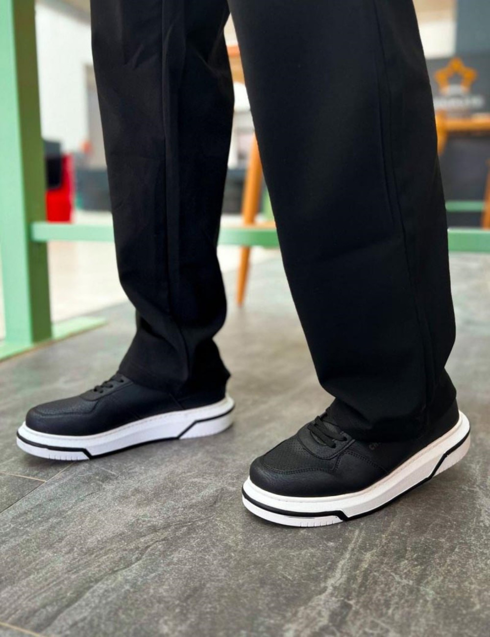 Ανδρικά μαύρα, δίσολα Sneakers με κορδόνια και λαστιχένια σόλα.