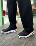 Ανδρικά μαύρα, δίσολα Sneakers με κορδόνια και λαστιχένια σόλα.