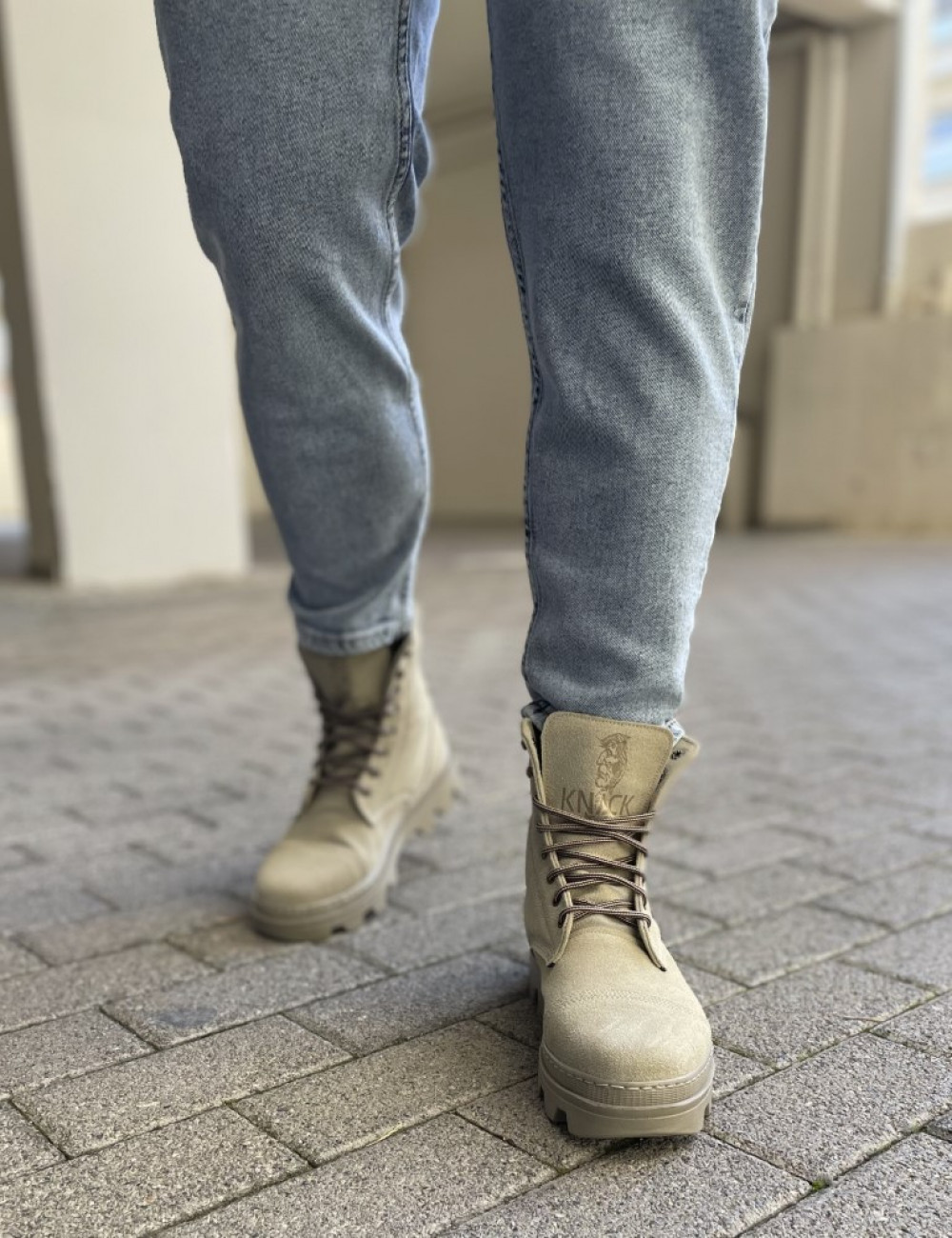 Ανδρικά μονόχρωμα αρβυλάκια με τρακτερωτή σόλα από ανθεκτικό καουτσούκ.
