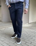 Ανδρικό μονόχρωμο, υφασμάτινο παντελόνι με Chinos τσέπες.