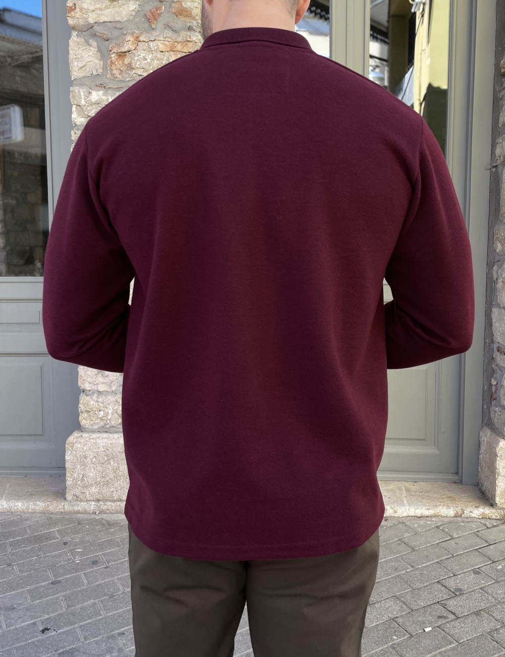 Ανδρική μακρυμάνικη μπλούζα ελληνικής κατασκευής με γιακά.