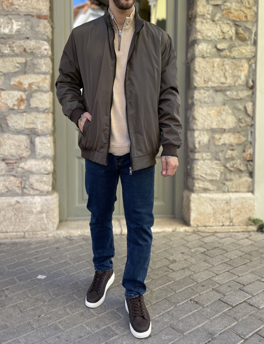 Ανδρικό μπουφάν με τσέπες και γιακά.