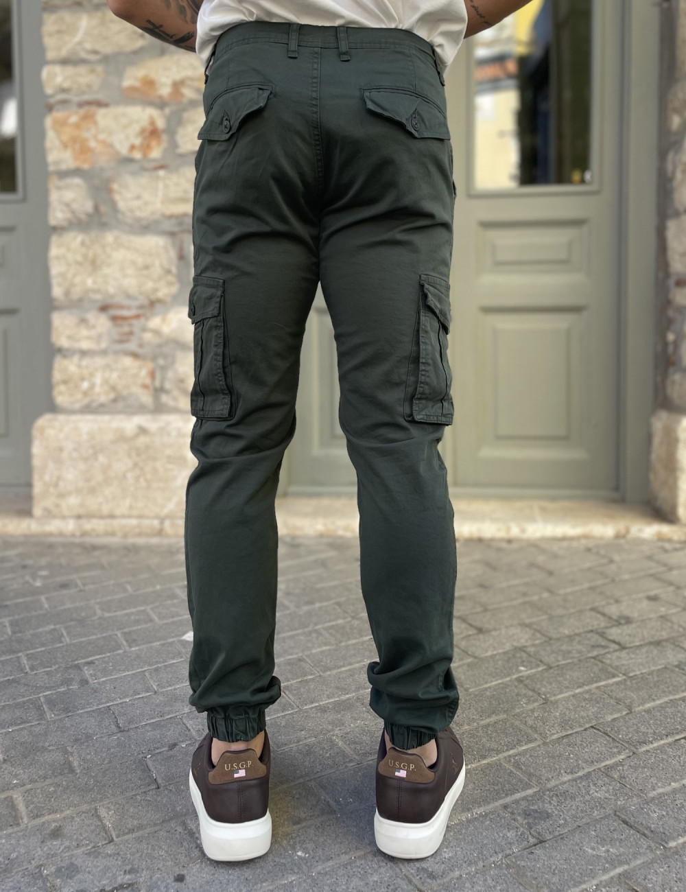 Ανδρικό μονόχρωμο υφασμάτινο cargo παντελόνι σωλήνας με πλαϊνές τσέπες.