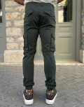 Ανδρικό μονόχρωμο υφασμάτινο cargo παντελόνι σωλήνας με πλαϊνές τσέπες.