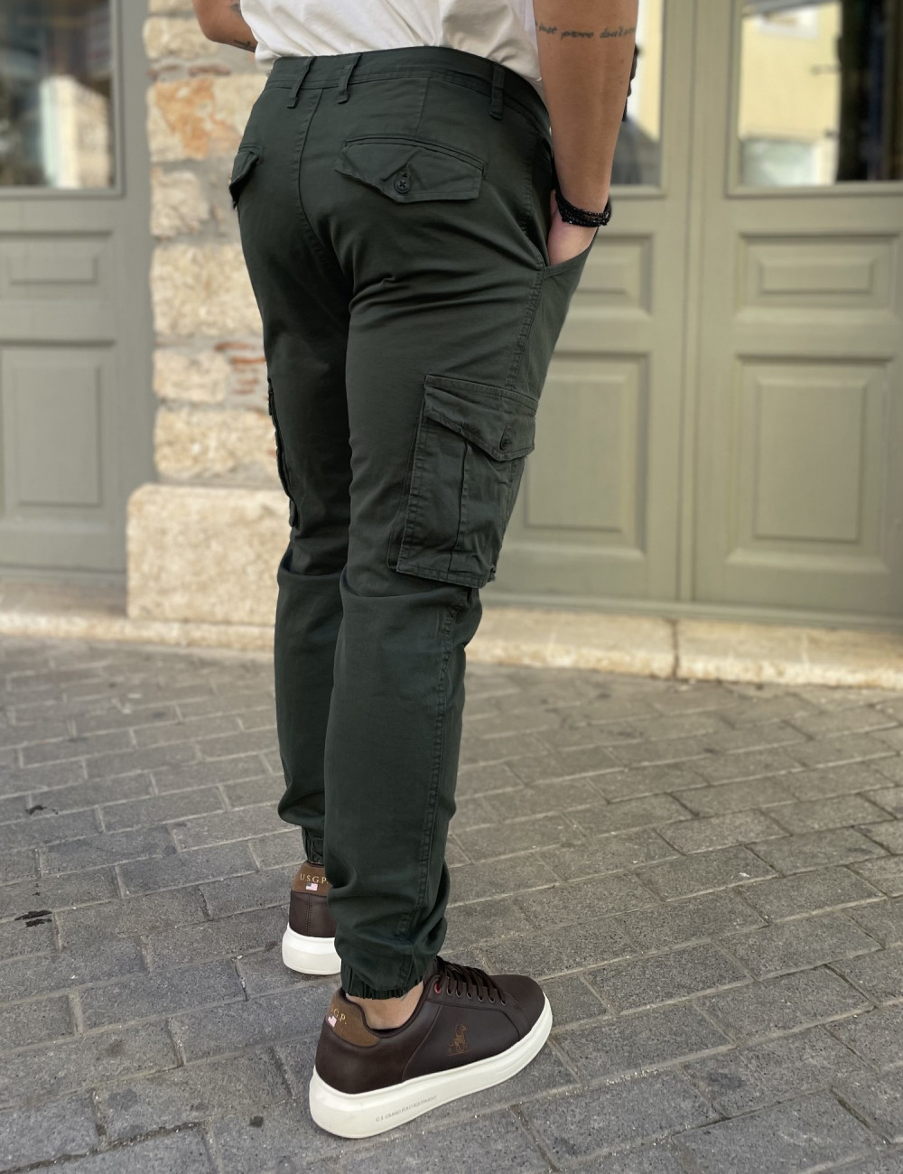 Ανδρικό μονόχρωμο υφασμάτινο cargo παντελόνι σωλήνας με πλαϊνές τσέπες.