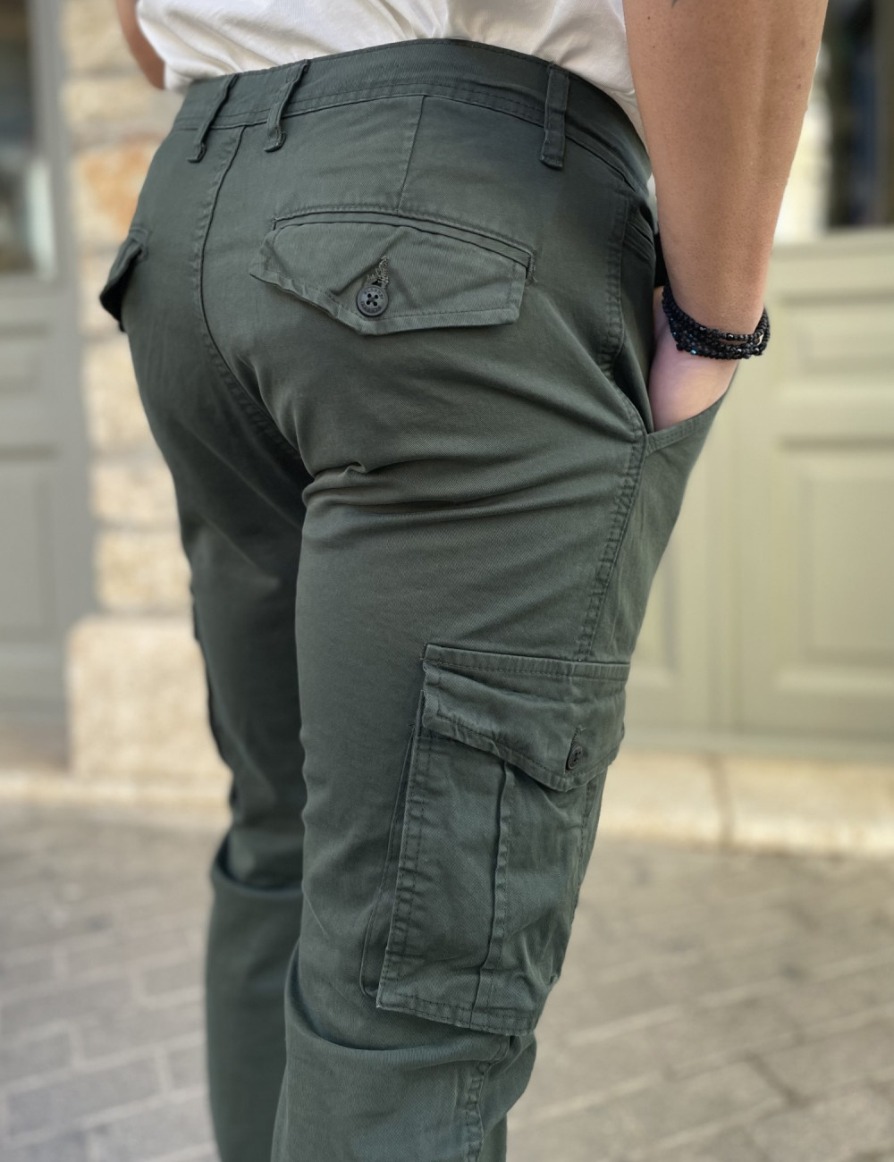 Ανδρικό μονόχρωμο υφασμάτινο cargo παντελόνι σωλήνας με πλαϊνές τσέπες.