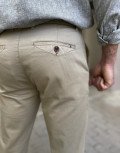 Ανδρικό μονόχρωμο, υφασμάτινο παντελόνι με Chinos τσέπες.