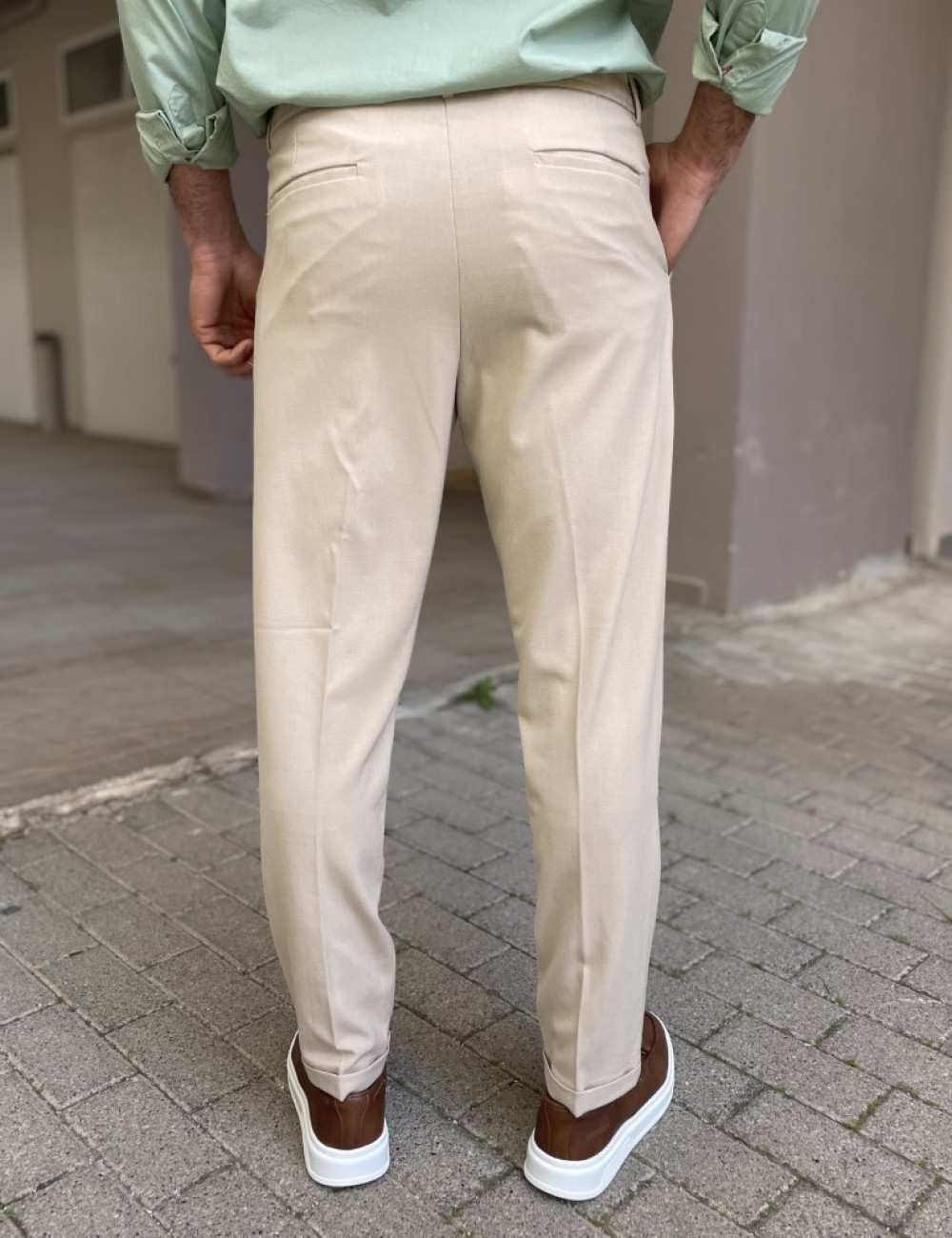 Ανδρικό υφασμάτινο παντελόνι με πιέτες.