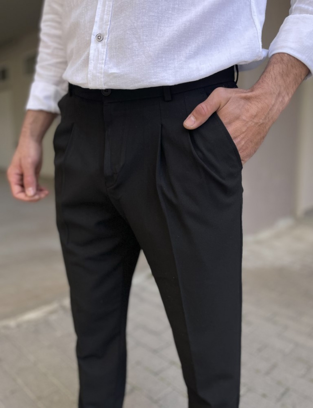 Ανδρικό υφασμάτινο παντελόνι με πιέτες.