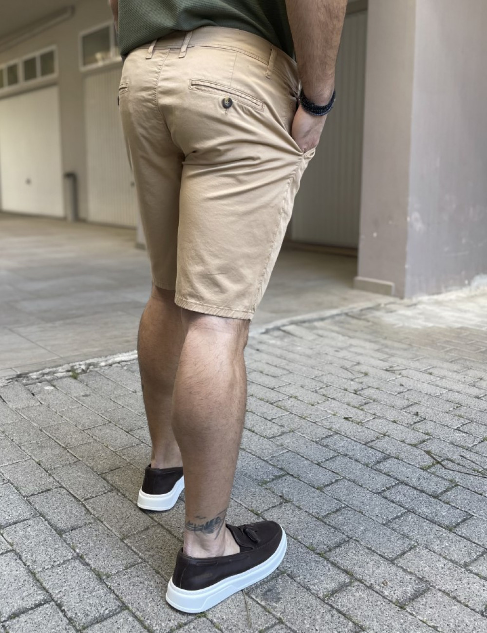 Ανδρική μονόχρωμη, υφασμάτινη βερμούδα με τσέπες.