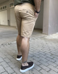 Ανδρική μονόχρωμη, υφασμάτινη βερμούδα με τσέπες.