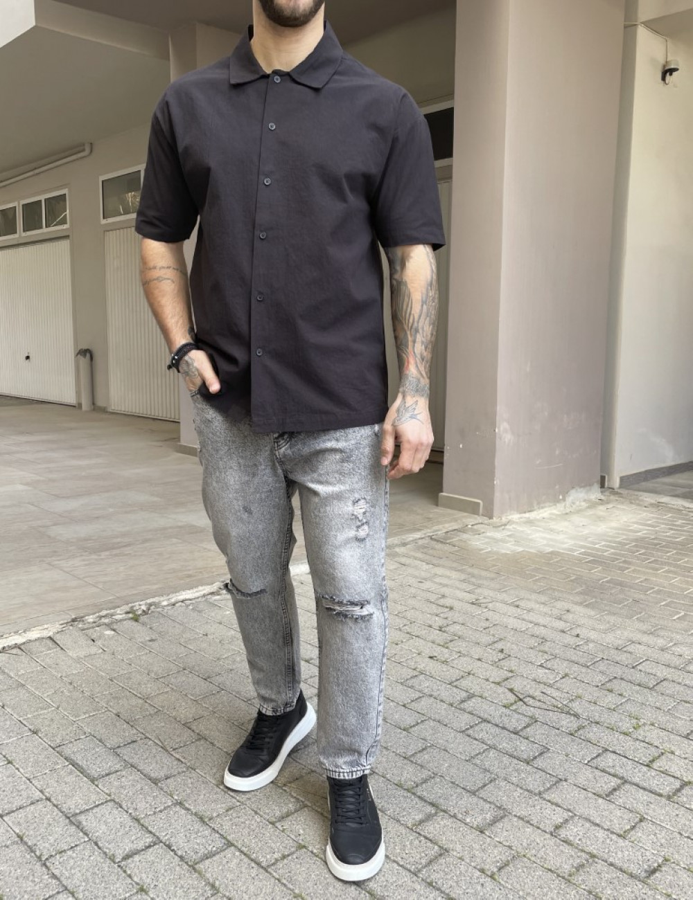 Ανδρικό μαύρο κοντομάνικο πουκάμισο σε oversized γραμμή.