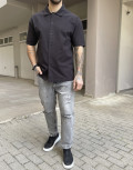 Ανδρικό μαύρο κοντομάνικο πουκάμισο σε oversized γραμμή.