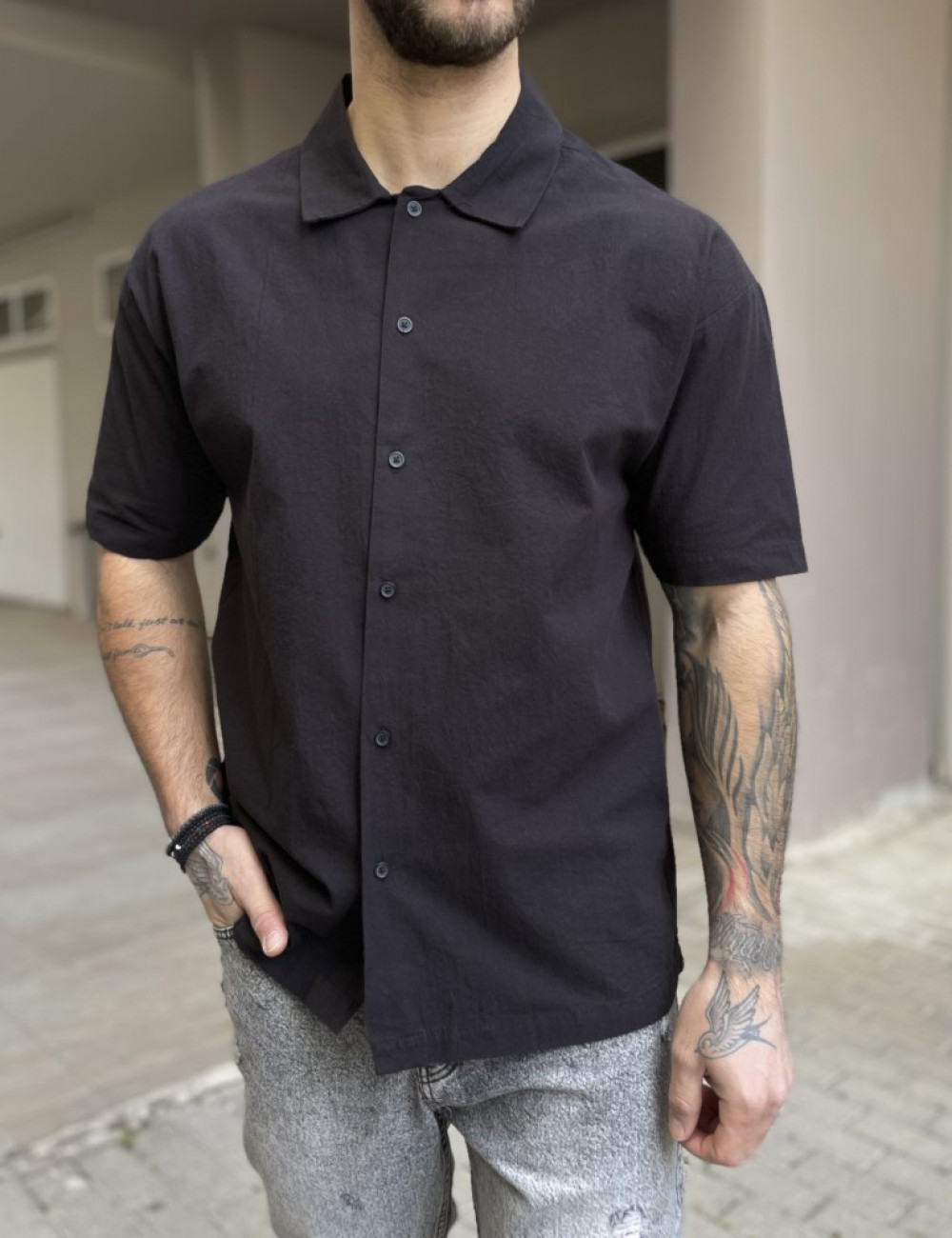 Ανδρικό μαύρο κοντομάνικο πουκάμισο σε oversized γραμμή.