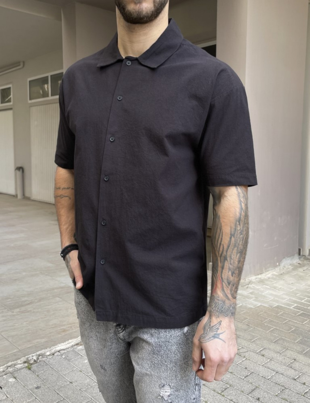 Ανδρικό μαύρο κοντομάνικο πουκάμισο σε oversized γραμμή.