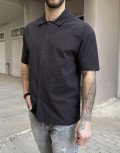Ανδρικό μαύρο κοντομάνικο πουκάμισο σε oversized γραμμή.