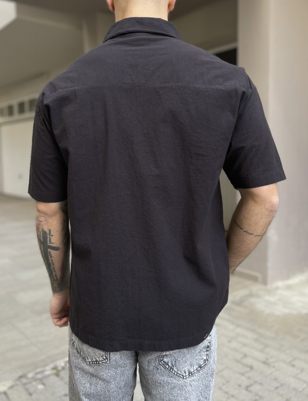 Ανδρικό μαύρο κοντομάνικο πουκάμισο σε oversized γραμμή.