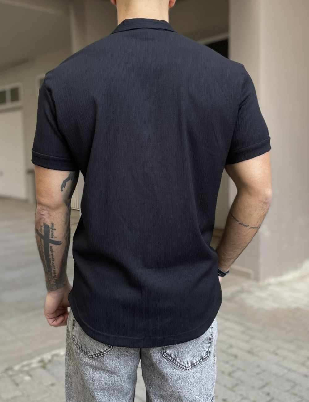 Ανδρικό κοντομάνικο πουκάμισο  με ρεβέρ στο μανίκι.