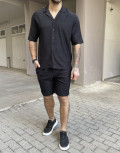 Ανδρικό μαύρο κοντομάνικο πουκάμισο σε oversized γραμμή.