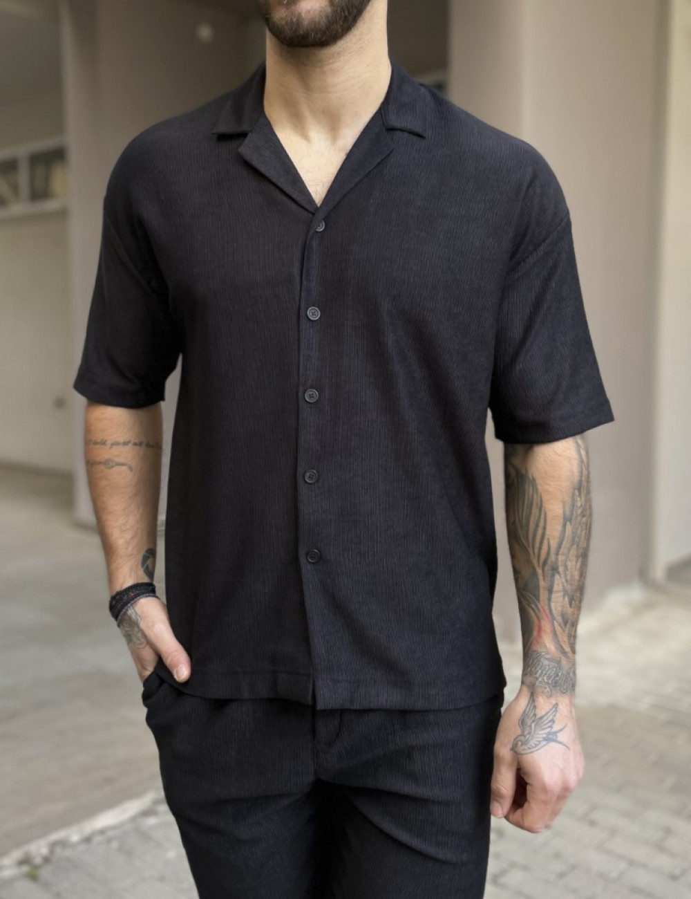 Ανδρικό μαύρο κοντομάνικο πουκάμισο σε oversized γραμμή.
