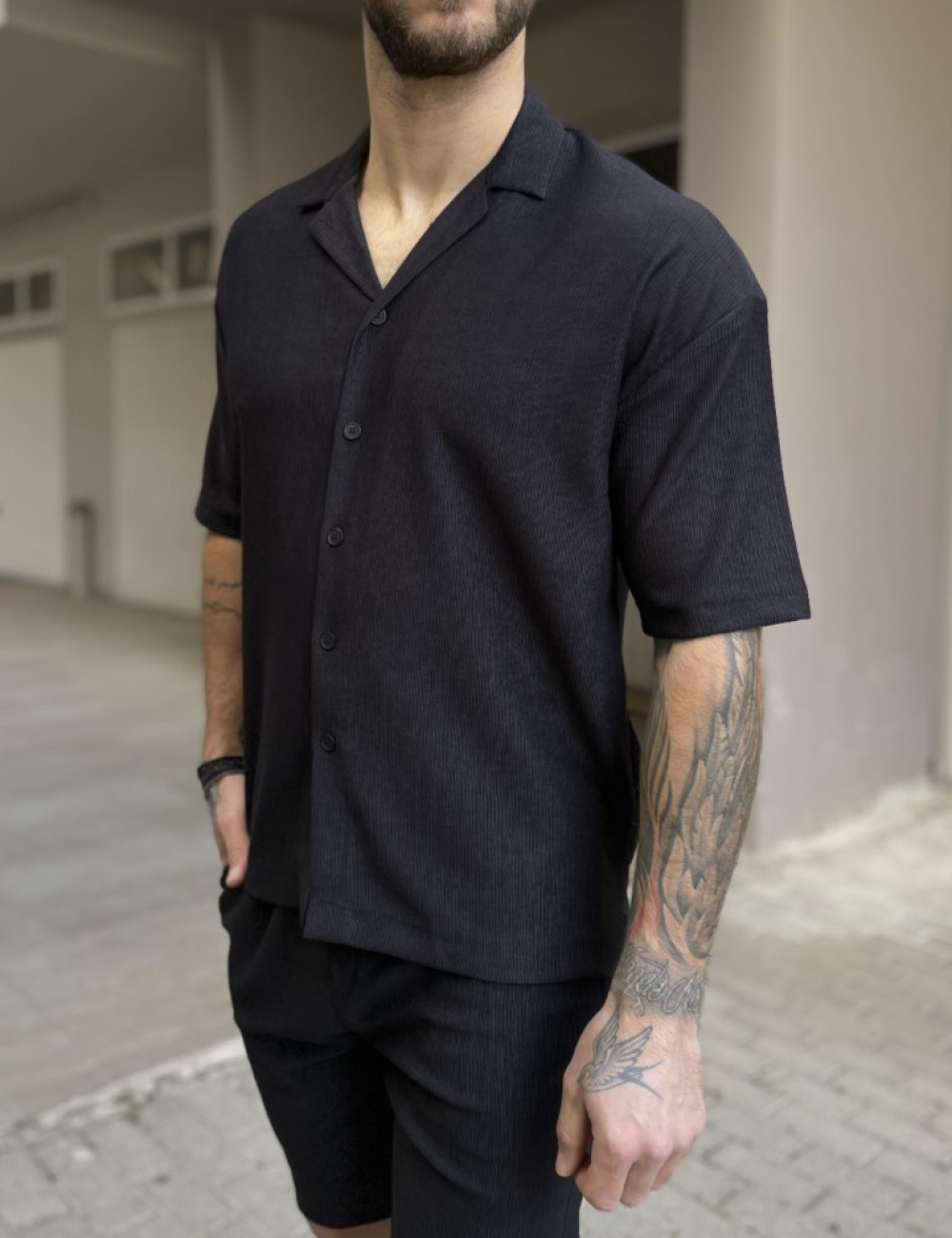 Ανδρικό μαύρο κοντομάνικο πουκάμισο σε oversized γραμμή.
